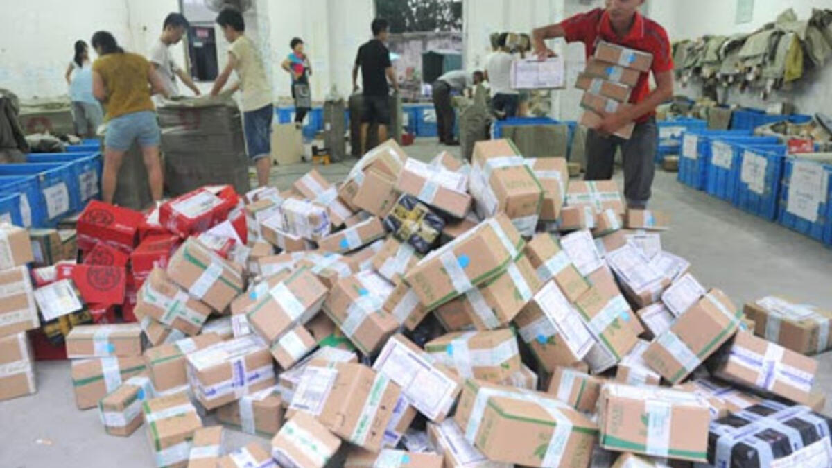 أكدت منظمة الصحة العالمية، إنه من الآمن تلقي الطرود من الصين، إذ يظهر التحليل أن الفيروسات التاجية لا تظل لفترة طويلة على الأجسام، وخاصة عند الطيران بين البلدان.