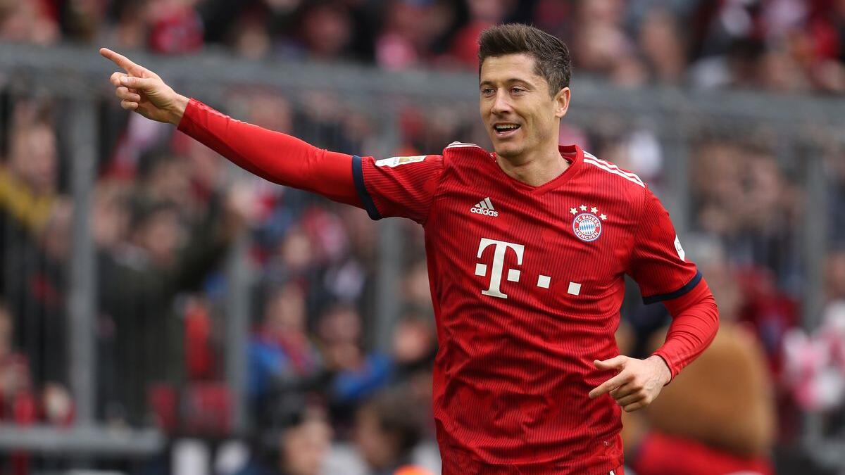 البولندي روبرت ليفاندوفسكي (9 ثلاثيات)