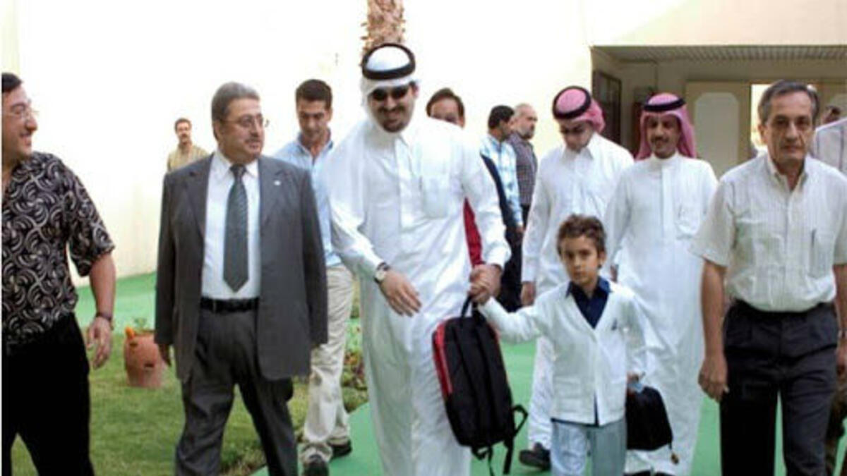 عادة ما يظهر رئيس الوزراء اللبناني السابق سعد الحريري، بالباس الرسمي أو الرياضي، لكن قرر كسر هذه القيود في زيارة قديمة لمدرسة ابنه في العاصمة السعودية السعودية.