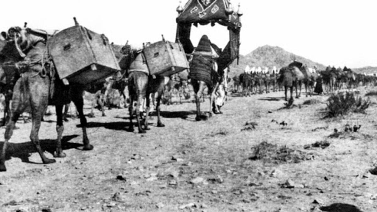 وفي سنة 390 هجرية انقطع الحاج المصري في عهد العزيز بالله الفاطمي لشدة الغلاء، وفي سنة 419 هجرية لم يحج أحد من أهل المشرق ولا من أهل مصر، وفي سنة 421 هجرية تعطل الحج أيضًا سوى بعض من أهل العراق ركبوا من جمال البادية من الأعراب ففازوا بالحج، وفي سنة 430 لم يحج أحدٌ من العراق وخراسان، ولا من أهل الشام ولا مصر.