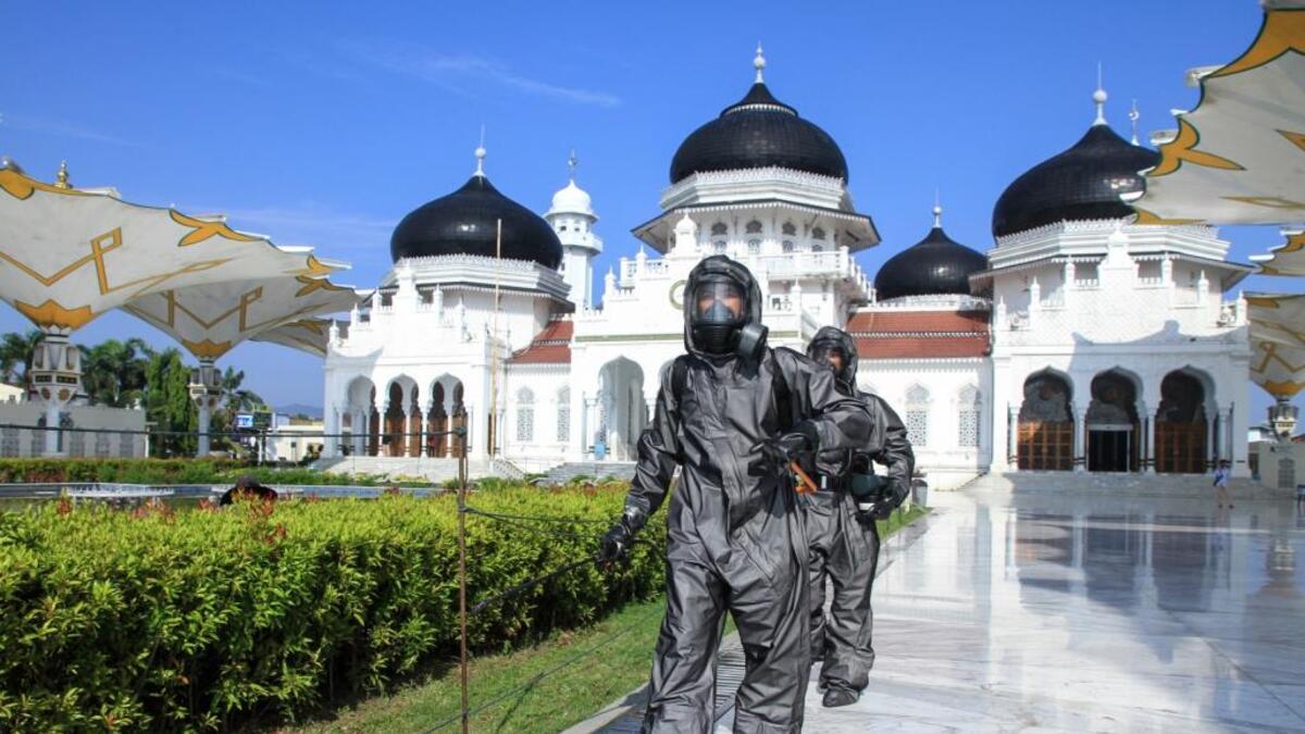 البروفسور في جامعة هارفرد ستيفن والت: يعتقد أن العالم سيكون أقل انفتاحًا وأقل حرية، وأقل ازدهارًا، ويعتقد أن أزمة كورونا ستغير مسار مستقبل العالم الى الأسوأ.