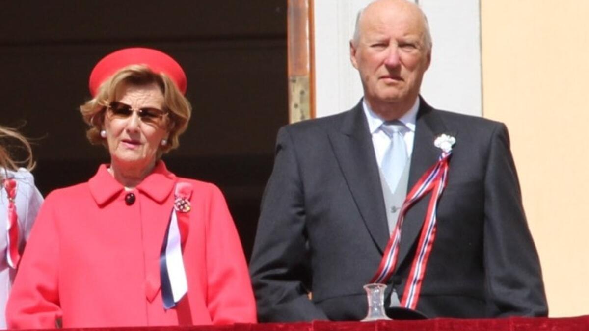 أعلن التلفزيون النرويجي أن الملك هارالد الخامس والملكة سونيا، اللذين عادا مؤخرًا من زيارة دولة إلى الأردن، قد تم وضعهما في الحجر الصحي، على الرغم من أنهما غير مصابان بفيروس كورونا المستجد ولم تظهر عليهما أية أعراض.