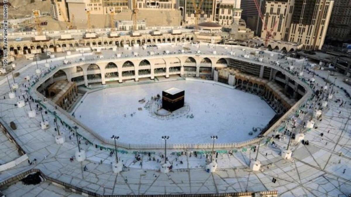 فايروس كورونا المُستجد: قررت السلطات السعودية، 4 مارس 2020، إغلاق الحرم المكي أمام المعتمرين في إجراء احترازي ضد "كورونا"، في حين أعادت فتحه أمام الطائفين والمصلين، مع الإبقاء على منع المعتمرين، حفاظًا على السلامة العامة، بالنظر للأعداد الكبيرة وكثرة الاختلاط بين أجناس مختلفة، خشية انتقال الفيروس والعدوى.