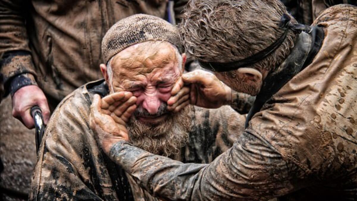 صورة بعنوان (الرجل العجوز والطين) للمصور "مازيار أسدي": تظهر رجل يحتفل بيوم عاشوراء في مقام الحسين حفيد الرسول صلى الله عليه وسلم.