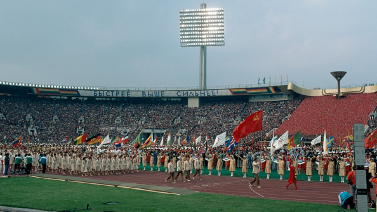 وعام 1980، استضافت موسكو أكثر أولمبياد مثير للجدل حيث قاطعت أكثر من 60 دولة هذا الحدث العالمي بسبب الغزو السوفيتي لأفغانستان.