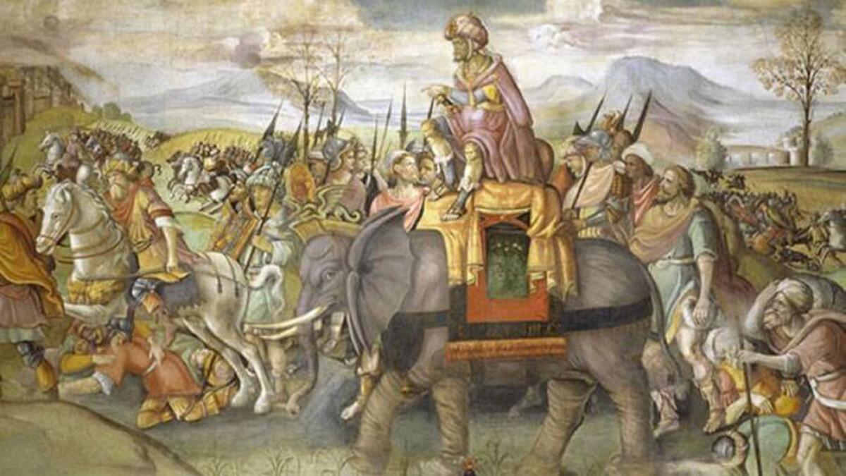 وجهز أبرهة جيشًا كبيرًا، ضم عددًا من الفيلة الإفريقية التي كان العرب حينها يفتقرون لآليات التعامل معها، مما أثار فزع الناس، ليتركوا الحرم المكي ويختبئون في الجبال القريبة.