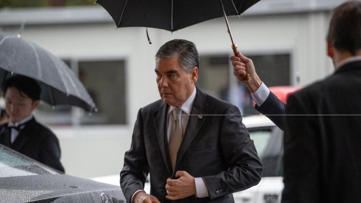 رئيس تركمانستان قربانقلي مالكقليفيتش بردي محمدوف: حذر شعبه من لبس الكمامات وحتى التلفظ بكلمة "كورونا"، وأغلق حدود البلاد، في الوقت الذي تتكفل فيه قوات الأمن بمتابعة المحادثات الهاتفية للسكان بخصوص الموضوع.