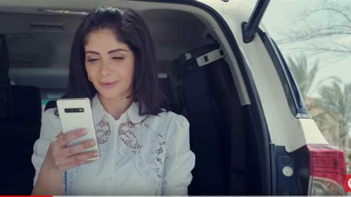 حصلت الفنانة منى زكي عن مشاركتها في الإعلان نفسه، على مليون جنيه مصري أو ما يعادل 63 ألف دولار أمريكي.