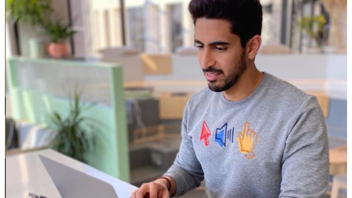 يمضي المُنشد الكويتي حمود الخضر وقته في أحد فنادق مدينة إسطنبول التركية وفي إنتظار العودة إلى الكويت قريبًا.