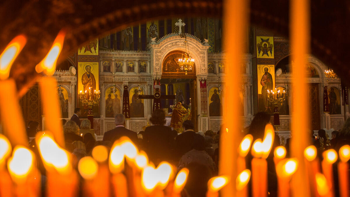 في اليونان، ترفض الكنيسة الارثوذكسية احتمال انتقال العدوى عبر المناولة، لكن الحكومة حظرت أيضًا القداديس بحضور المؤمنين، وستبقي الكنائس فيها التي تحتفل بعيد الفصح بعد أسبوع في 19 أبريل أبوابها مُغلقة.