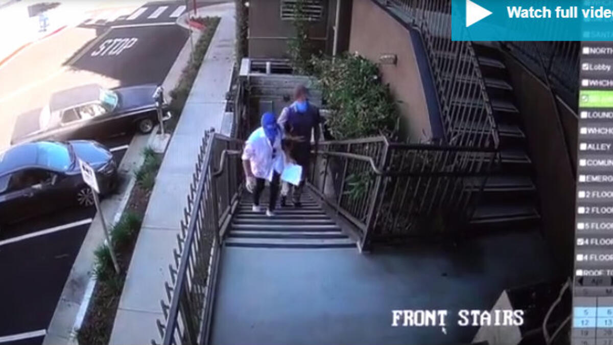 بدأ الأمير هاري وزوجته "ميغان" بمهامهما الخيرية رغم تخليهما عن واجباتهما الملكية، فقد رصدت عدسات المراقبة المثبَّتة في إحدى البنايات توزيعنا الوجبات على سكان أحد البنايات في لوس أنجلوس.