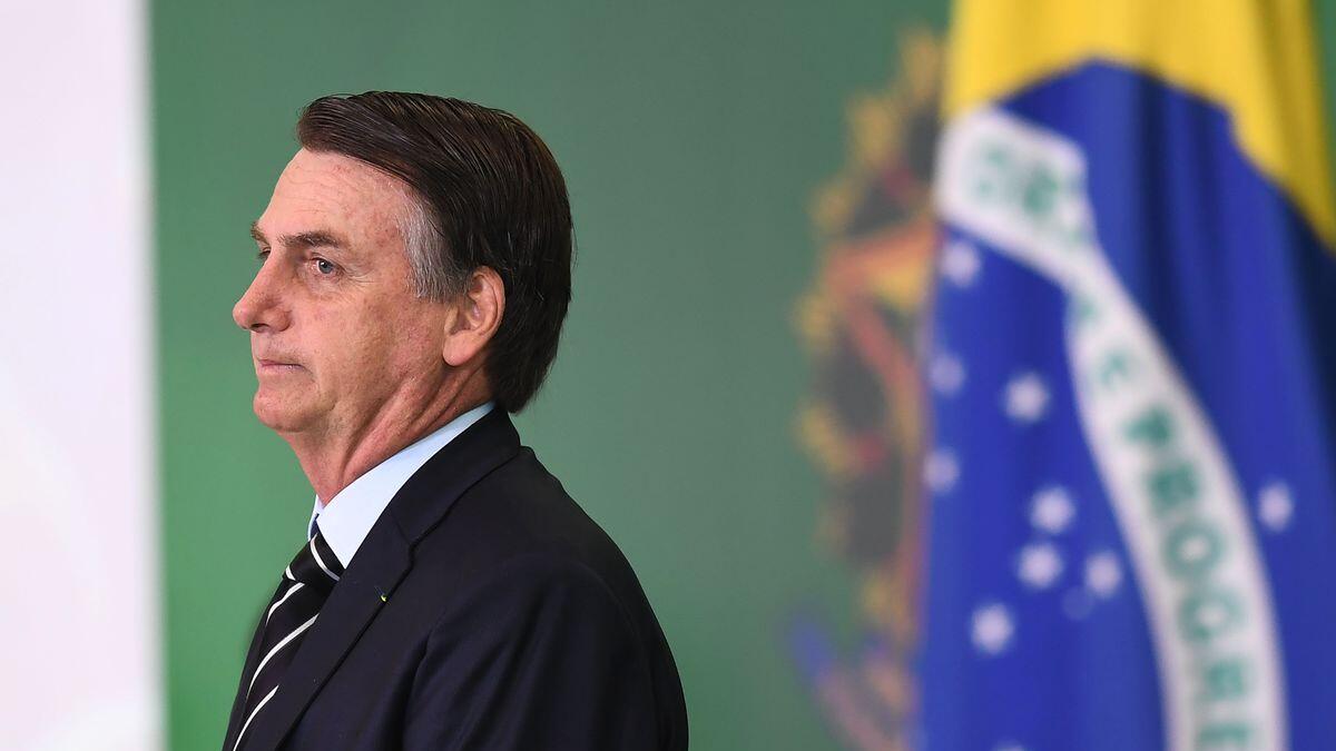 الرئيس البرازيلي جايير بولسونارو: قال بأن "كورونا" لن يسبب في البرازيل ضررًا كبيرًا، وشرح أن السبب يعود لجهاز المناعة لدى البرازيلي وقدرته على مقاومة الوباء، واختصر الأدلة بالقول: "ألا ترون أن البرازيلي يغطس بالمجاري، ثم يخرج ولا يحدث له شيء؟"