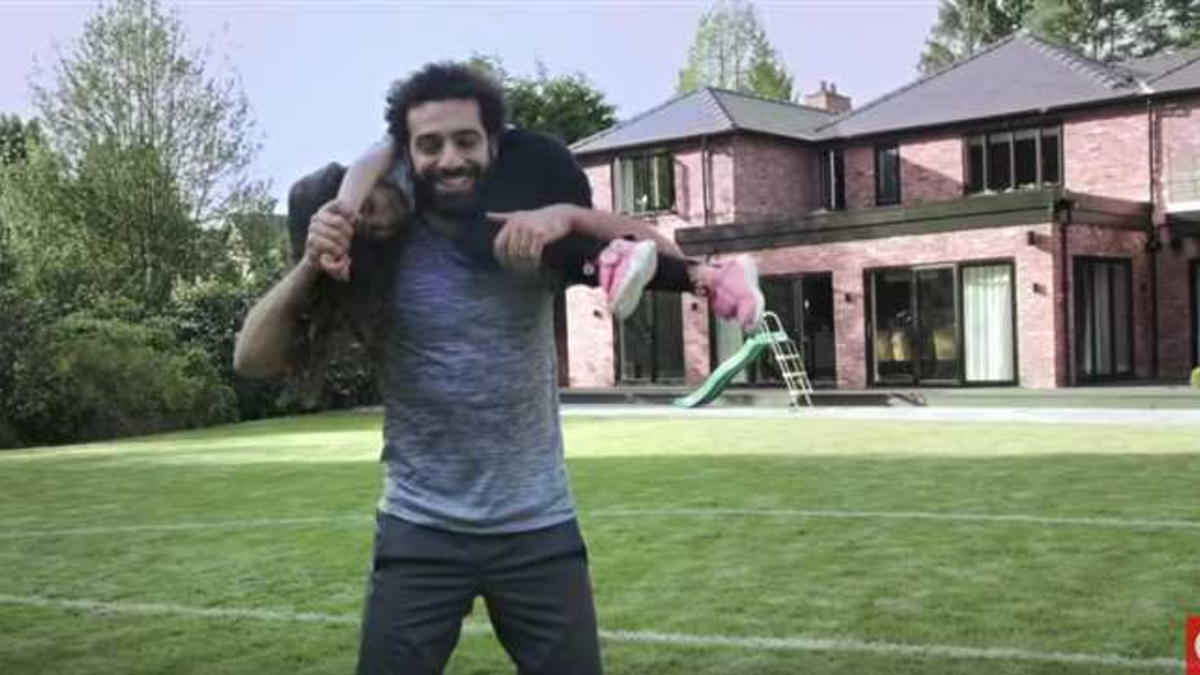 ظهر نجم كرة القدم المصري محمد صلاح في إعلان شركة "فودافون"، وحصل على أجر وصل إلى 2.3 مليون دولار (ما يقرب من 44 مليون جنيه مصري).