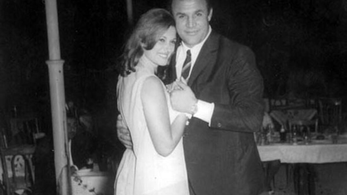 الفنانة المصرية مريم فخر الدين التي تزوجت 4 مرات من المخرج محمود ذو الفقار وأنجبت منه ابنتها إيمان، ثم الدكتور محمد الطويل وأنجبت منه ابنها أحمد، والمطرب السوري فهد بلان وشريف الفضالي.