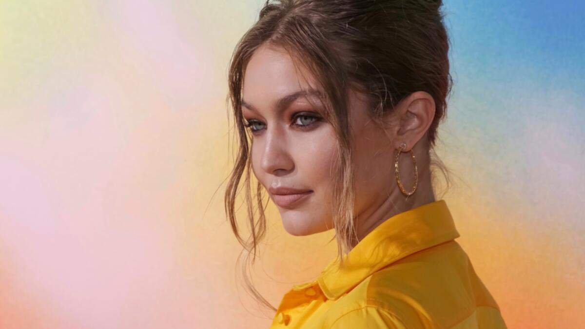 جيجي حديد: أعربت عارضة الأزياء الأمريكية ذات الأصول الفلسطينية  بتغريدة قالت فيها: "يجب محاكمتهم الآن، هذه الأمور تحدث كثيرًا لكنه لا يظهر إلا عند تصويره، يجب قتل القتلة".