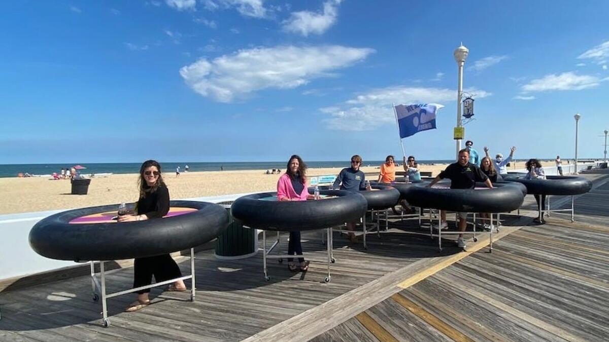 ابتكر مطعم في "أوشن سيتي" في مقاطعة ورسستر بولاية ماريلاند في الولايات المتحدة طريقة طريفة لطاولات منفوخة ومحمولة من قِبل رواد المطعم للحفاظ على التباعد الإجتماعي بينهم.