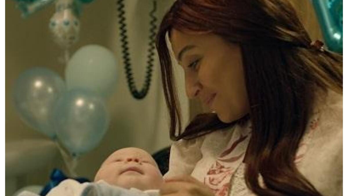 في الحلقة الأولى من مسلسل "لعبة النسيان" الذي يعرض خلال شهر رمضان، تظهر دينا الشربيني بدور "رقية" وهي تحمل طفلًا بيدها يبلغ من العمر عدّة أشهر، فيما من المفترض أن تكون قد وضعت مولودها منذ ساعات قليلة.