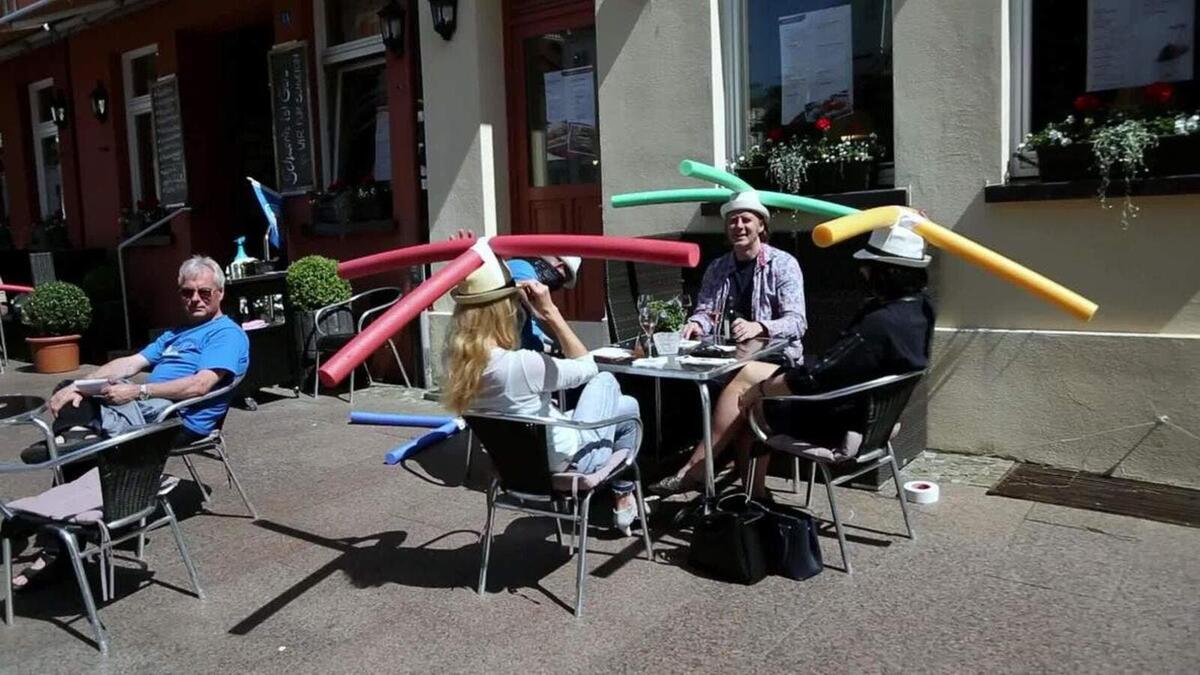 أجبر مطعم ألماني في مدينة شفيرين الشمالية زبائنه على ارتداء قبعة متفرع منها ثلاث أسطوانات مطاطية حتى لا يتمكن أحد من التقرب لآخر ولتذكيرهم بقواعد السلامة.