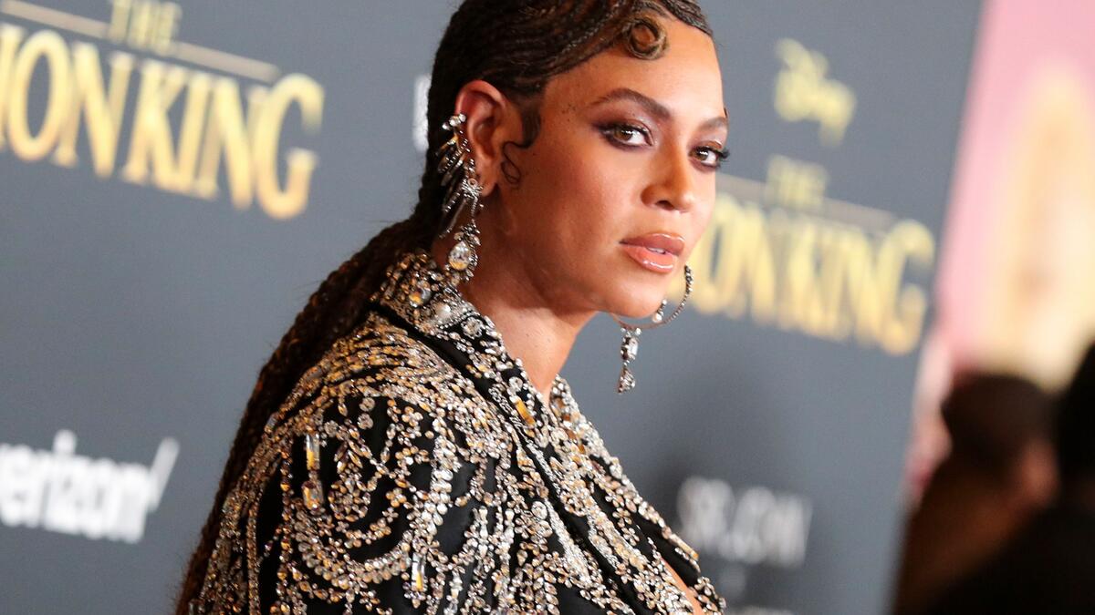 بيونسيه: طالبت النجمة العالمية بـ"العدالة لجورج" في تسجيل مصور ممتد على خمسين ثانية نشرته على "إنستغرام"، قالت فيه: "نريد العدالة لجورج فلويد. لقد شهدنا جميعًا على مقتله في وضح النهار. نحن محطمون ونشعر بالاشمئزاز".