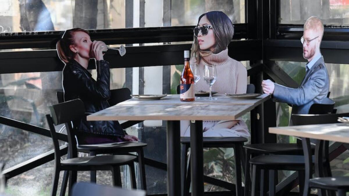 أراد أحد المطاعم في أستراليا أن يشعر الضيوف بالراحة، لذلك أضاف المالك قطعًا من الورق المقوى للأشخاص إلى الطاولات الفارغة.