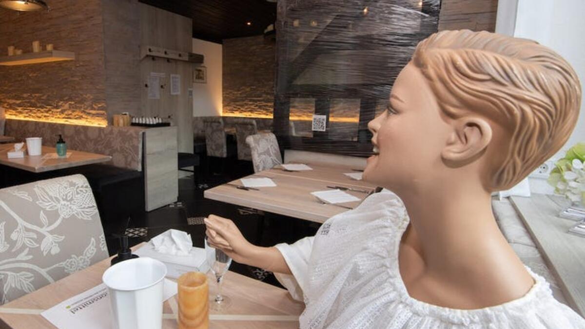 وضع أحد المطاعم الموجودة في فندق Haase في هانوفر بألمانيا دمى بلاستيكية على الطاولات الفارغة لفرض التباعد الاجتماعي.