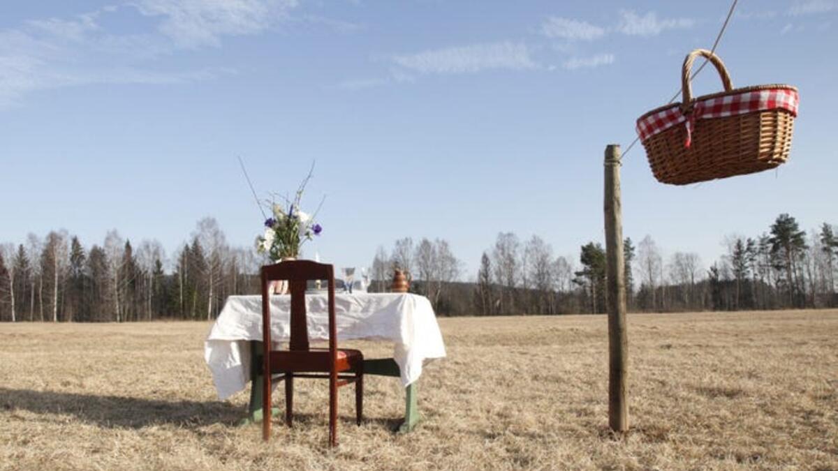 افتتح في منطقة "رانسيتر" في مقاطعة فارملاند بالسويد مطعم يضم طاولة وكرسيًا واحدًا وسط أحد الحقول، لاستقبال شخص واحد فقط، تنفيذا لإجراءات الوقاية من فيروس كورونا المستجد.