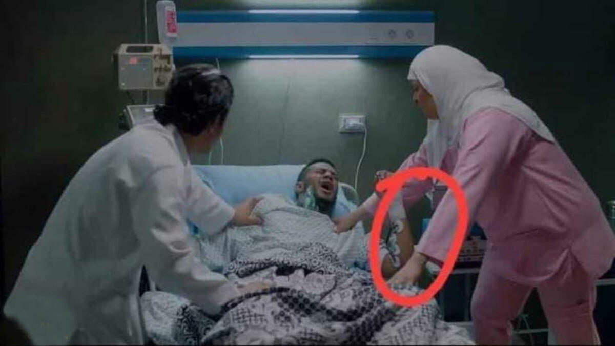 شهدت الحلقتين السابعة والثامنة لمسلسل "البرنس" للفنان محمد رمضان، والتي ظهر فيها داخل غرفة العناية المركزة مستلقيًا على ظهره، وفي يده اليسرى فقط عدد كبير من الأسلاك، منها 6 أسلاك في منطقة الكوع، وهو ما جعل عدد من النشطاء يسخرون من هذا الخطأ.