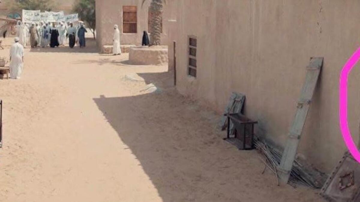 وقع خطأً فادحًا ضمن أحداث الحلقة الثانية من مسلسل "أم هارون" فيما يسمى بـ "الراكور" وهو ظهور أحد العمال المساعدين في المسلسل في جانب المشهد وراء النافذة بملابس عصرية، بينما تدور أحداث المشهد عام 1948م.