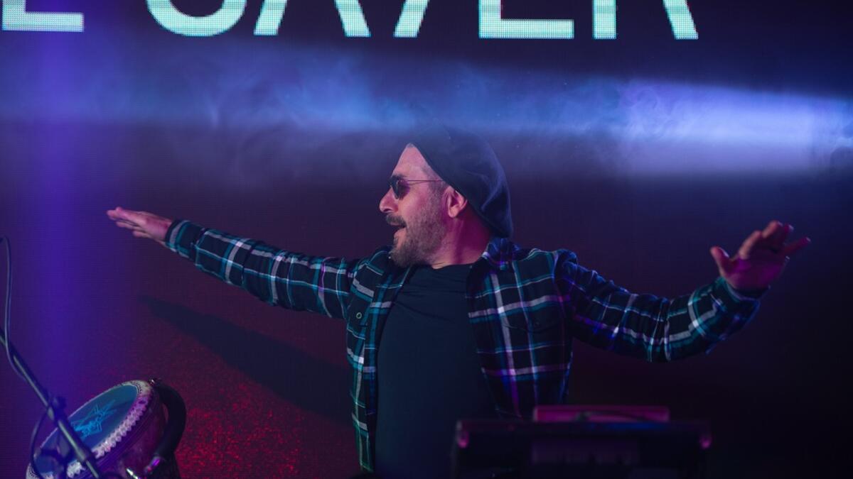 تعود الحلقة الأولى من مسلسل (الساحر) الى خمس سنوات مضت، حيث كان يعمل بطل العمل (عابد فهد) في نادٍ ليلي كمنسق أغانٍ، واللافت أن كل الاغاني التي بثها في النادي جديدة جداً منها "بنت الجيران".