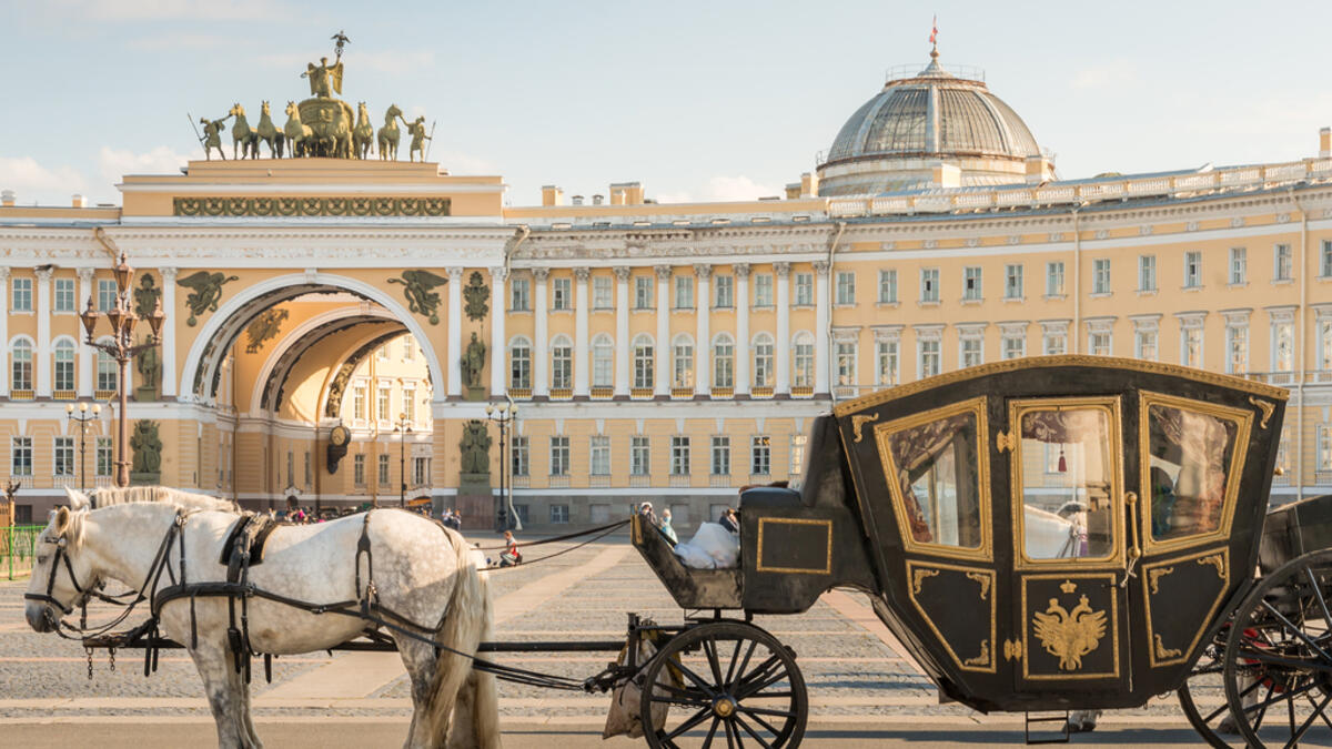 Russia, St. Petersburg City, Tsar Horse Carriage in front of Winter Palace Landmark Tourist Attraction at sunset in summer daytime, Hermitage Museum, Palace square  (Shutterstock)