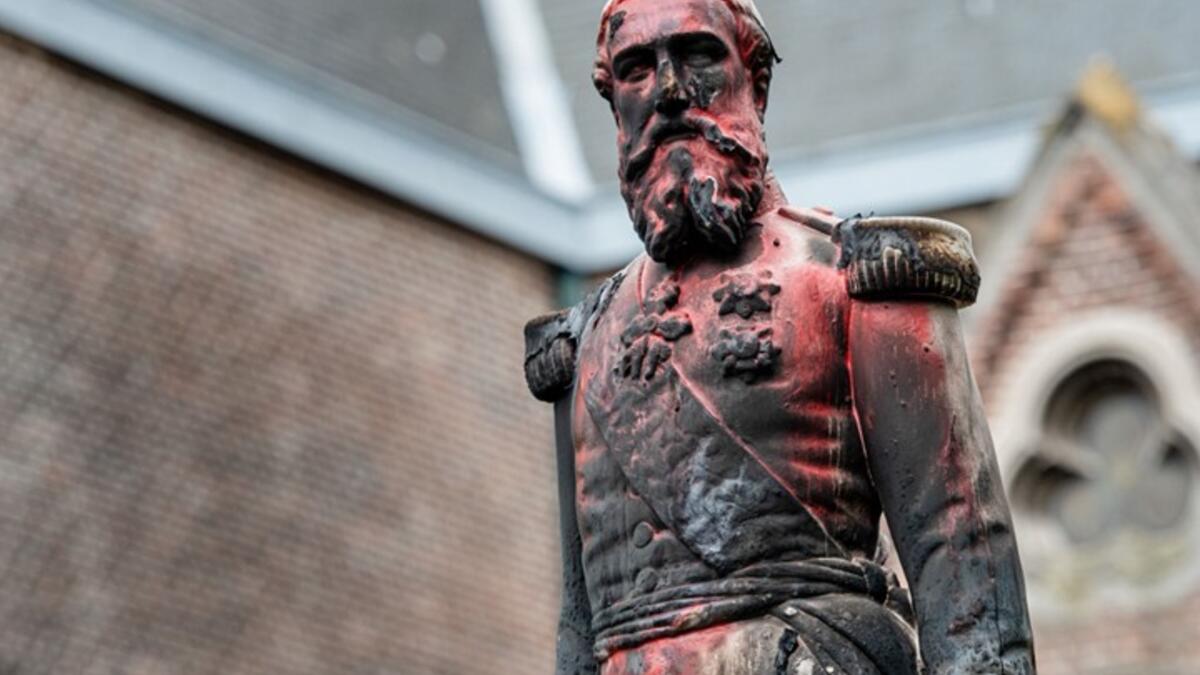 بلجيكا: تم رفع علم الكونغو على تمثال الملك ليوبولد الثاني المسؤول عن إبادات في إفريقيا حتى اضطرت الحكومة الى نقل التمثال الى المتحف الوطني.