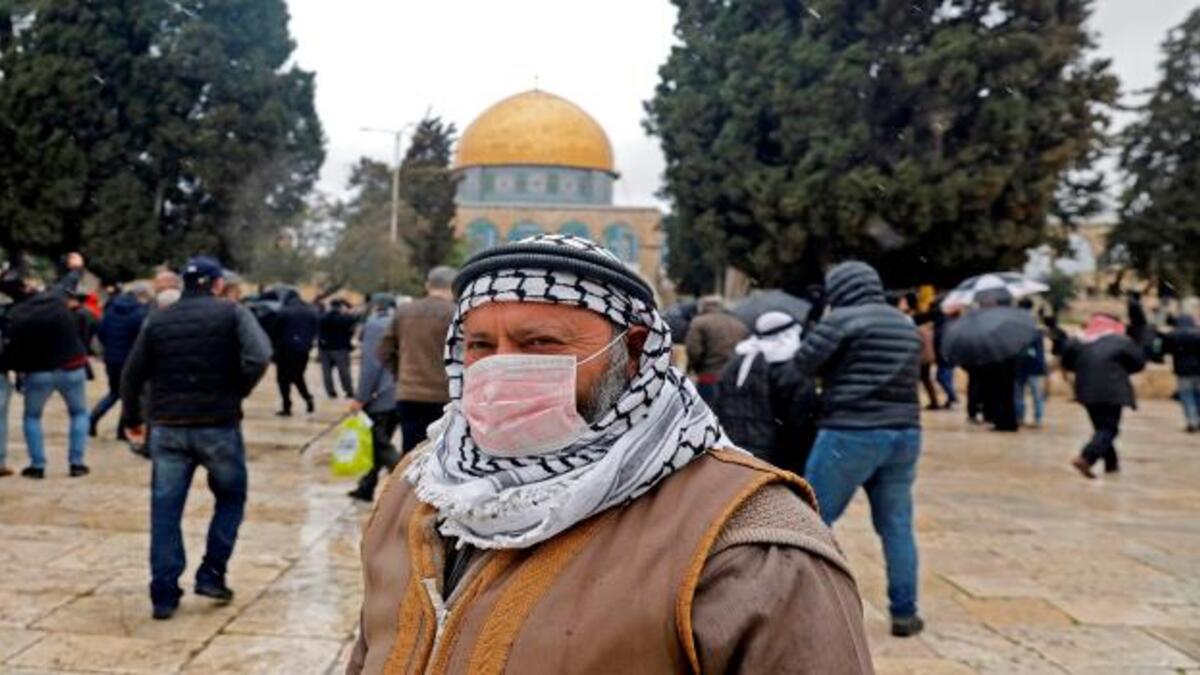 فلسطين: فرضت عقوبة من 20-50 دينار أردني (100-250 شيكل) لكل شخص لا يضع الكمامة والقفازات في الأماكن العامة.