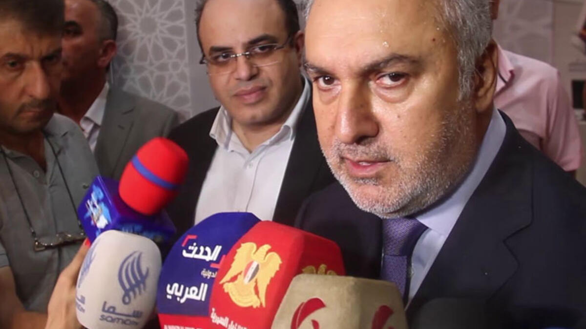 محمد حمشو: رجل أعمال سوري، رئيس مجلس إدارة "مجموعة حمشو الدولية" ورئيس إدارة أو مسؤول في عدد من المؤسسات التجارية ومؤسسات الأعمال، عضو في مجلس الشعب السوري. / ابناءه علي وعمرو