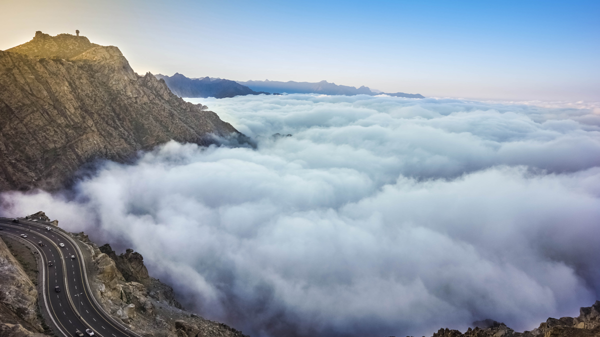 أربعة أيام في أبها والباحة والطائف: يتميز فصل الصيف في السعودية بارتفاع شديد لدرجات الحرارة ولكنه اكثر اعتدالًا في المدن الجبلية. تشمل هذه الرحلة ثلاث مدن - أبها والباحة والطائف - تتميز بتاريخها العريق وأجوائها اللطيفة. اكتشفوا جمالها واستمتعوا بطعم مأكولاتها التقليدية.