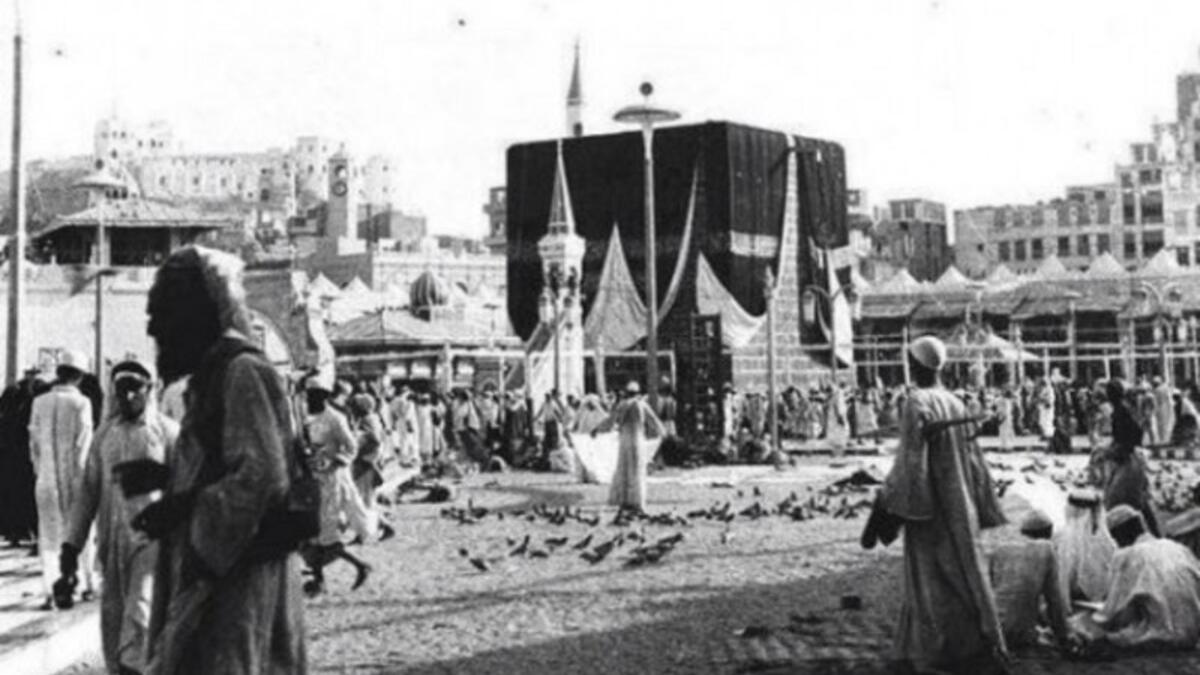 ففي عام 865 م، أُبطل الحج بعد أن شهد مذبحة على صعيد عرفة، عندما هاجم إسماعيل بن يوسف العلوي هو ومن معه الحجاج فقتلوا أعدادا كبيرة.