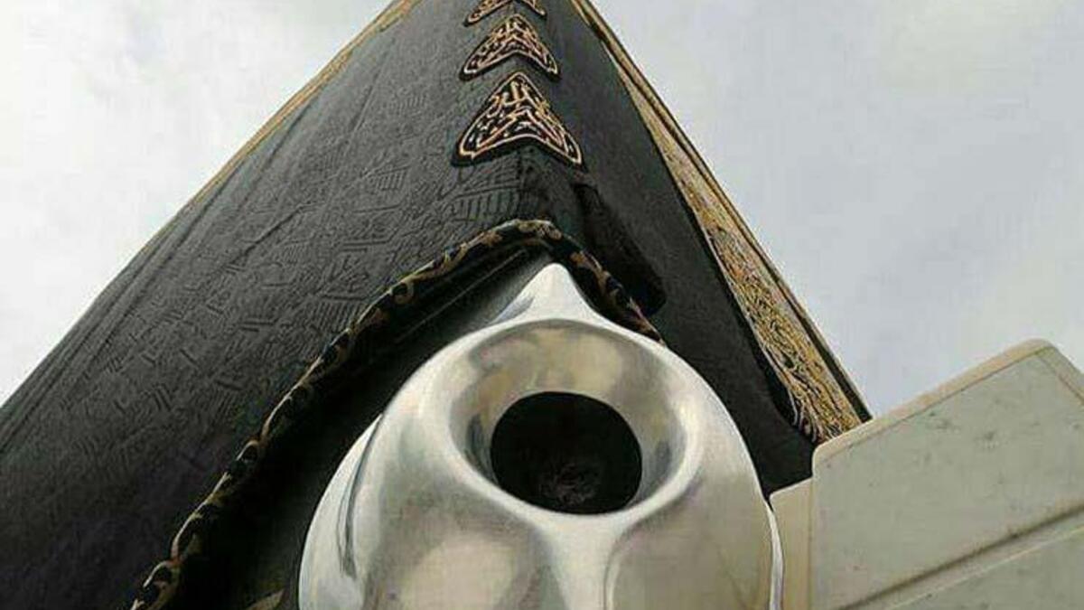 في عام 930م، سرق القرامطة الحجر الأسود وغاب 22 عامًا، وأغاروا على المسجد الحرام معتبرين أن الحج من شعائر الجاهلية.