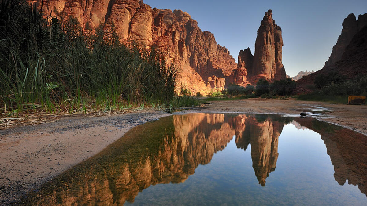 يوم كامل في تبوك: تبوك هي إحدى أكبر مدن الشمال والبوابة الشمالية للجزيرة العربية. وتوجد وفي منطقتها بعض أهم الآثار في البلد، كما تقدم لزوارها أجواء لطيفة ومناظر طبيعية في غاية الجمال. وأحسن طريقة لاستكشاف المنطقة هي بواسطة سيارات الدفع الرباعي.