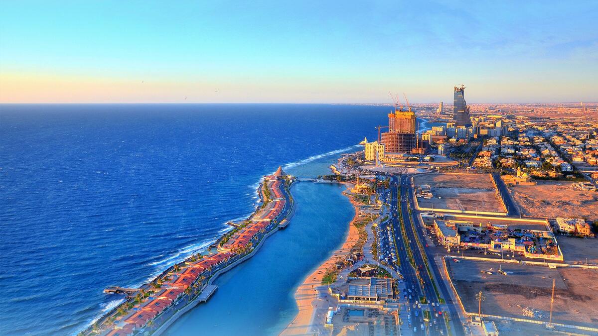 جدة غير: المدينة التي تنبض أسواقها بالحياة، وتحتضن العديد من المواقع التراثية والتاريخية، وتتميز بشاطئها الخلاب وفعالياتها المتنوعة وأنشطتها المتعددة، بوابة الحرمين وملتقى الفنون والثقافات، وبين أحيائها القديمة والحديثة، وأسواقها الحديثة والشعبية، يكمن سر الجاذبية.