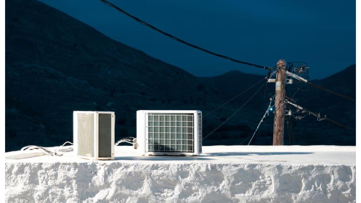 المصور الطالب لهذا العام: للمصورة Ioanna Sakellaraki / بعنوان: Aeiforia. تم التقاطها في عاصمة الجزيرة  Megálo Chorió، التي تضم 70 شخصًا فقط خلال فصل الشتاء. ويتم إضاءة الممرات والأسطح والساحات ليلًا بواسطة ضوء القمر، مما يوفر الكثير من الفرص للتصوير الفوتوغرافي.