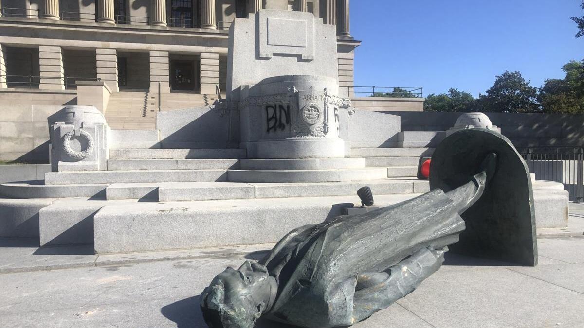 ولاية تينيسي – أمريكا: أسقط المتظاهرون تماثل السياسي والصحفي "إدوارد كارماك" المؤمن بتفوق العرق الأبيض.