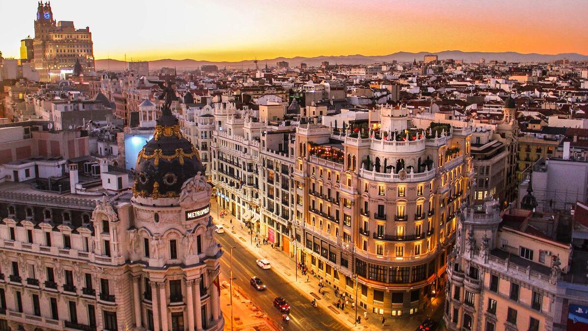 إسبانيا: من المقرر أن تفتح حدودها في 1 يوليو، وسيتم رفع الحجر الصحي الإلزامي لمدة أسبوعين من 21 يونيو على الزوار القادمين من بلدان انخفض فيها معدل الإصابة بشكل كبير.