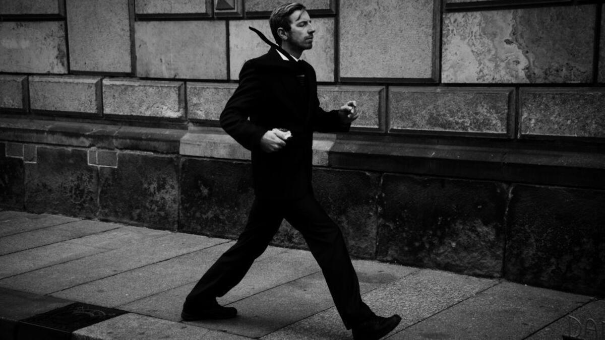 مصور الشباب لهذا العام: للمصور "حسين بانج هسيه" / العنوان: على عجل. تم التقاط هذه الصورة في ألمانيا لرجل يبدو كما لو أنه في عجلة من أجل الوصول إلى العمل، إلا أنه في الواقع لا يزال ثابتًا.