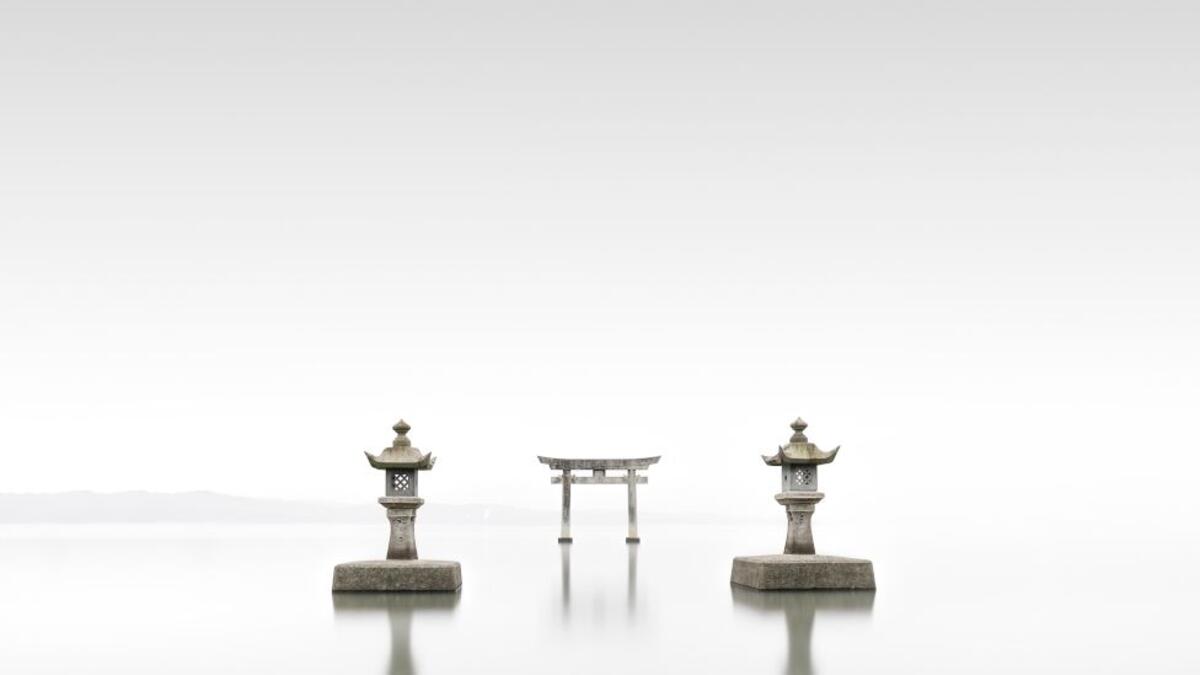 المركز الأول – المناظر الطبيعية: للمصور"روني بهنرت" / العنوان: Torii Einootsurugi كان Einootsurugi واحدًا من torii الذي تم إخفاؤه تمامًا. كان من الصعب العثور على هذه البقعة المدهشة ولكن بعد بضع ساعات من البحث والاستكشاف وجدت torii.