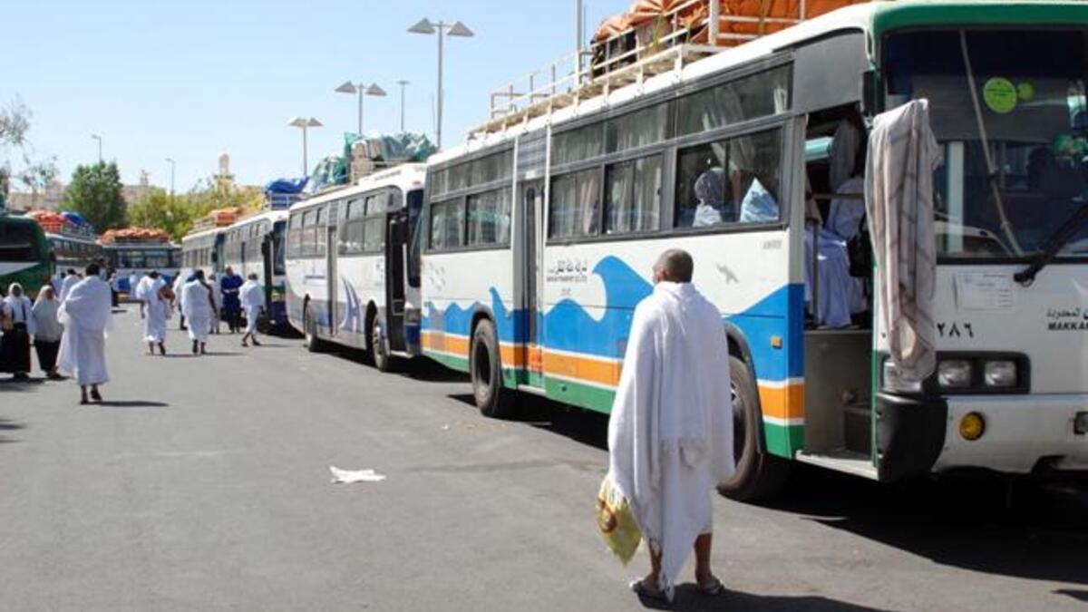 يجب ألا يتجاوز عدد الركاب داخل الحافلة طوال مدة الرحلة 50% من إجمالي الطاقة الاستيعابية للحافلة، والمحافظة على التباعد الجسدي داخل الحافلة من خلال اتباع السياسة الموصى بها وترك مقعد فارغ على الأقل بين كل راكب وآخر.