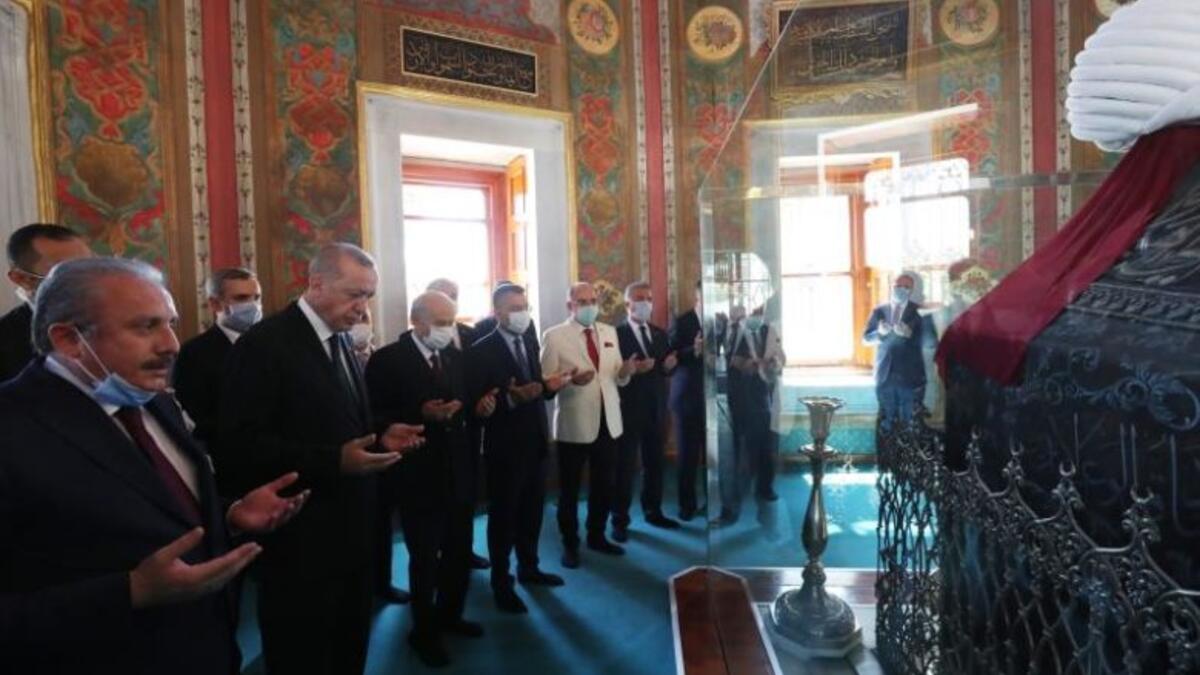 استدعاء التاريخ العثماني: حرص أردوغان على التوجه برفقة زعيم حزب "الحركة القومية" "دولت باهتشلي" لزيارة ضريح السلطان محمد الفاتح.