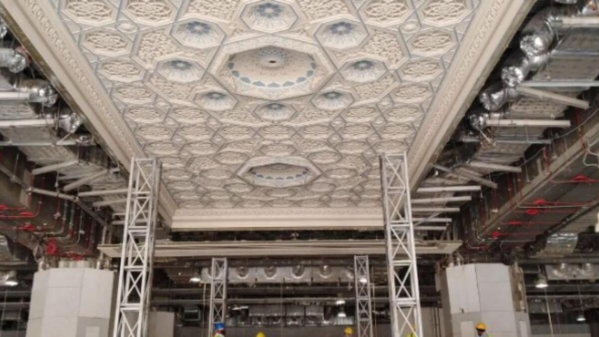 يصل ارتفاع البوابة في حلتها الجديدة 51 مترًا، والأقواس نحو 20 مترًا.