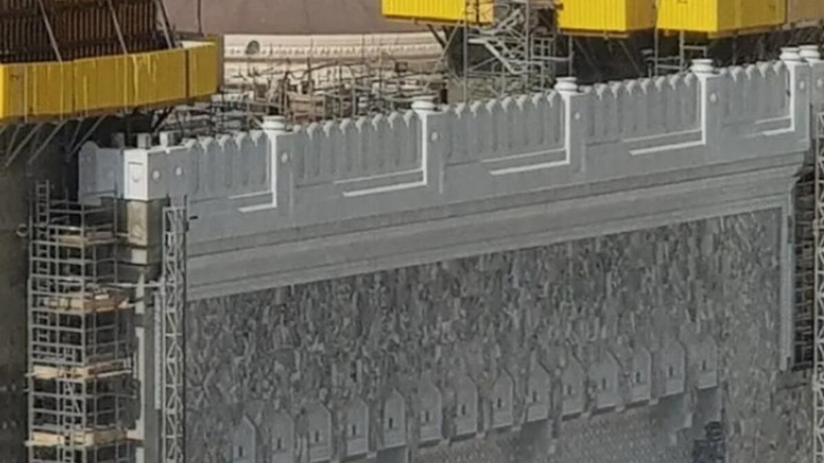 ترتبط البوابة مباشرة بالكعبة من الجهة الجنوبية، وتم تحريكها للخارج عن موقعها القديم بنحو 50 مترًا.