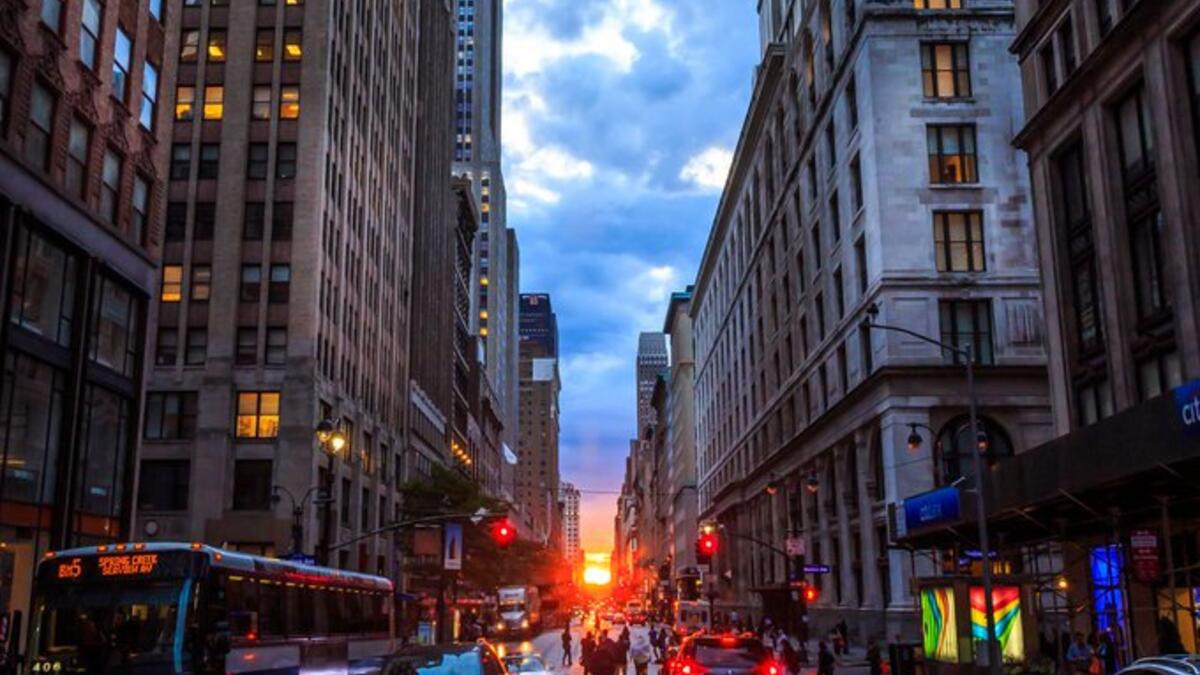 The sun lines up perfectly with Manhattan's grid during a dramatic event called Manhattanhenge (Twitter)