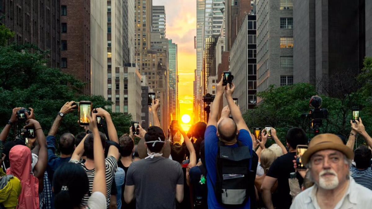 New York City watching Manhattanhenge in the northwest (Twitter/W.Shein)