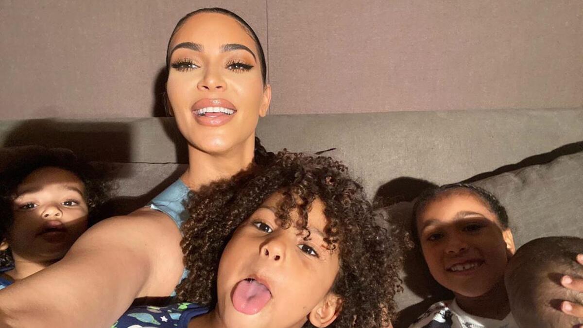 صور "سيلفي" مع كيم: سيتسابق زعماء العالم على التقاط الصور التذكارية معها أكثر من الرئيس الأمريكي نفسه، نظرًا إلى إنها إحدى أشهر النجمات حول العالم.